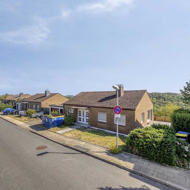 Freistehendes Einfamilienhaus mit traumhafter Weitsicht ins Tal in Velbert-Neviges