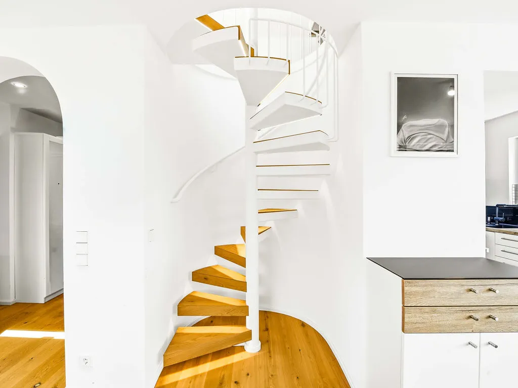 beleuchtete Designer Treppe mit Eichenstufen 