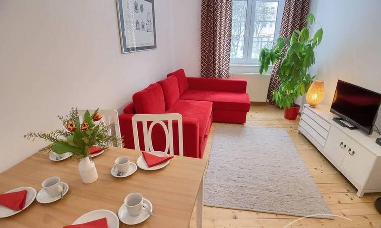 Wohnzimmer mit Ausziehcouch, Esstisch mit 4 St&uuml;hlen, TV