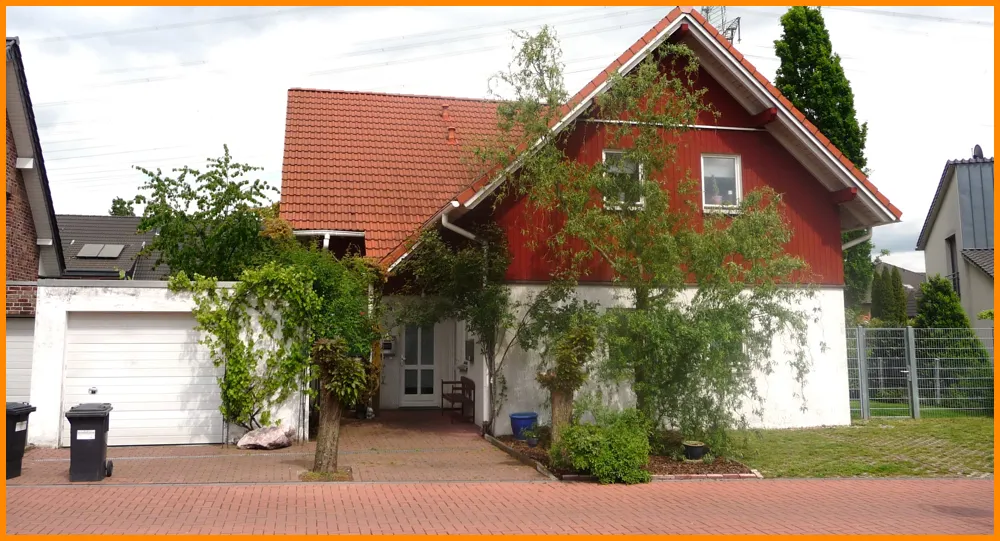 Hausansicht mit Garage