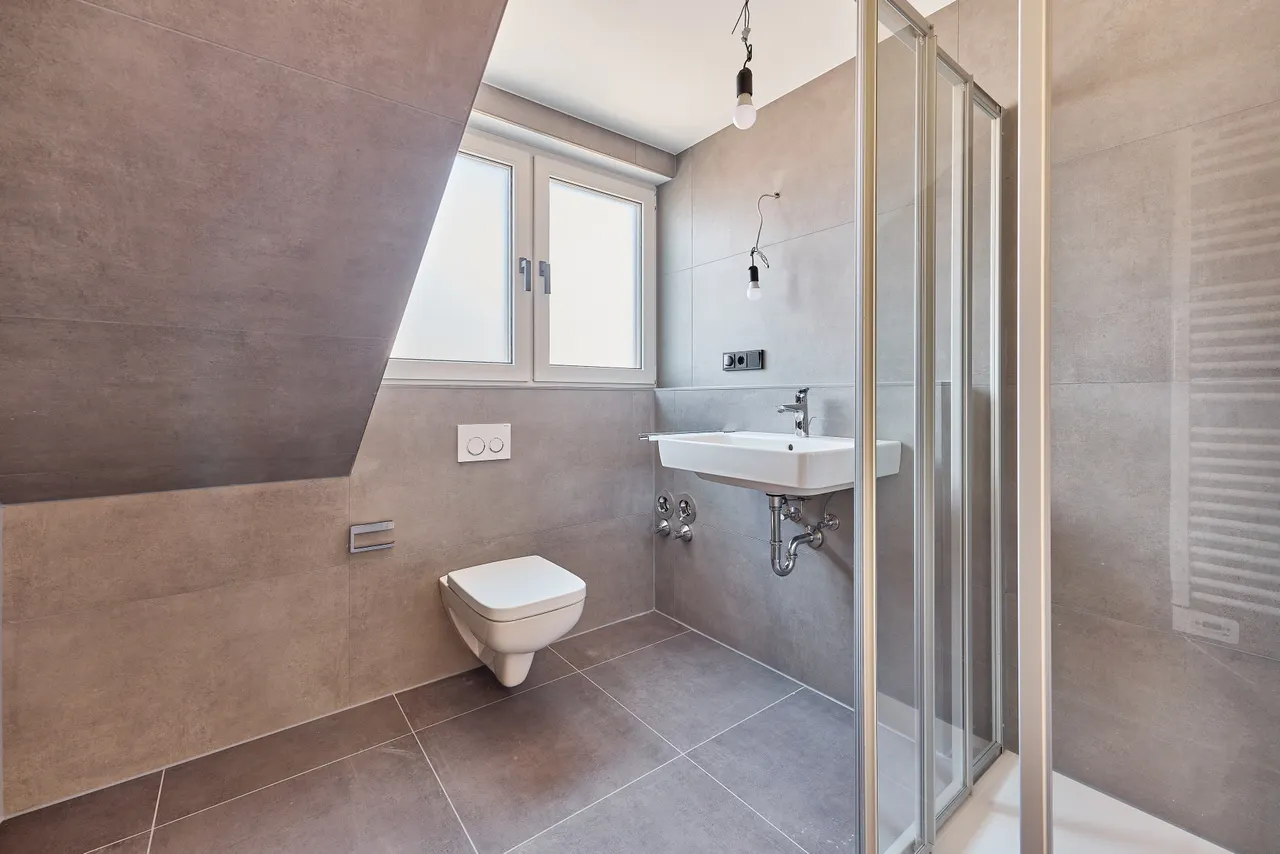 Erstbezug nach Dachausbau – 3 ZKD/Balkon Wohnung mit Einbauküche - Foto 3