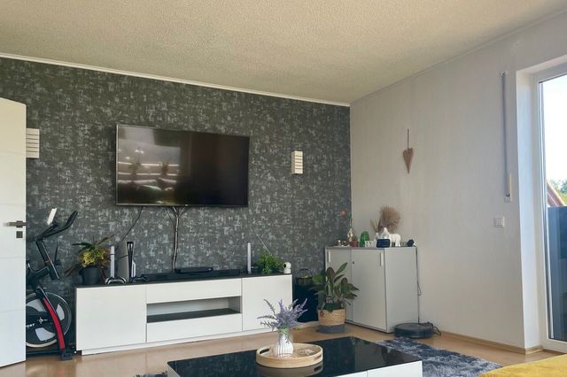 Wohnbereich mit Zugang zum Balkon