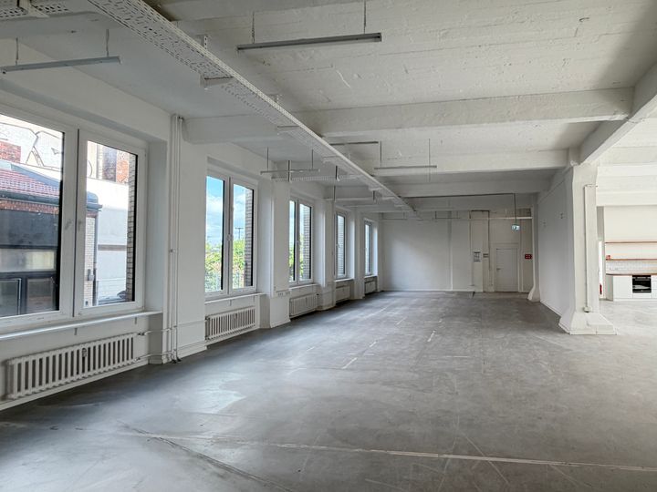 Kreativer Freiraum: Anpassungsfähiges Büroloft mit wandelbarem Grundriss