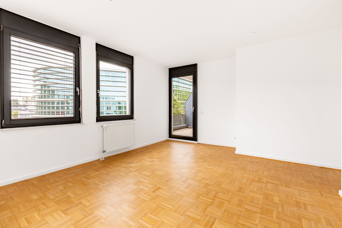 ...lichtdurchflutet mit Zugang zur Loggia