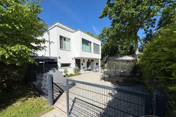 Exklusive, möblierte Doppelhaushälfte mit Garten & Dachterrasse