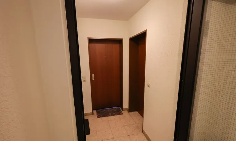 Wohnungst&uuml;re rechts