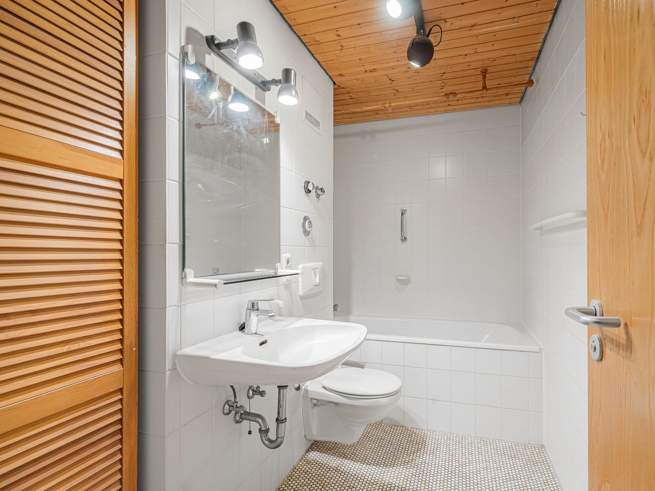 Badezimmer innenliegend mit Badewanne, WC