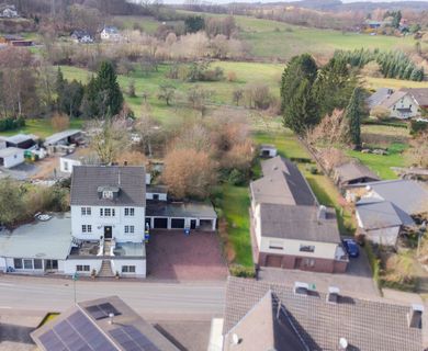 Mehrfamilienhaus mit großem Grundstück, ehemaligem Gewerbeteil und vielfältigem Entwicklungspotenzial!