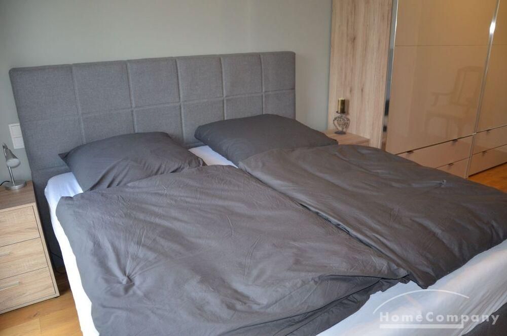 Gro&szlig;es, hochwertiges Bett im Schlafzimmer