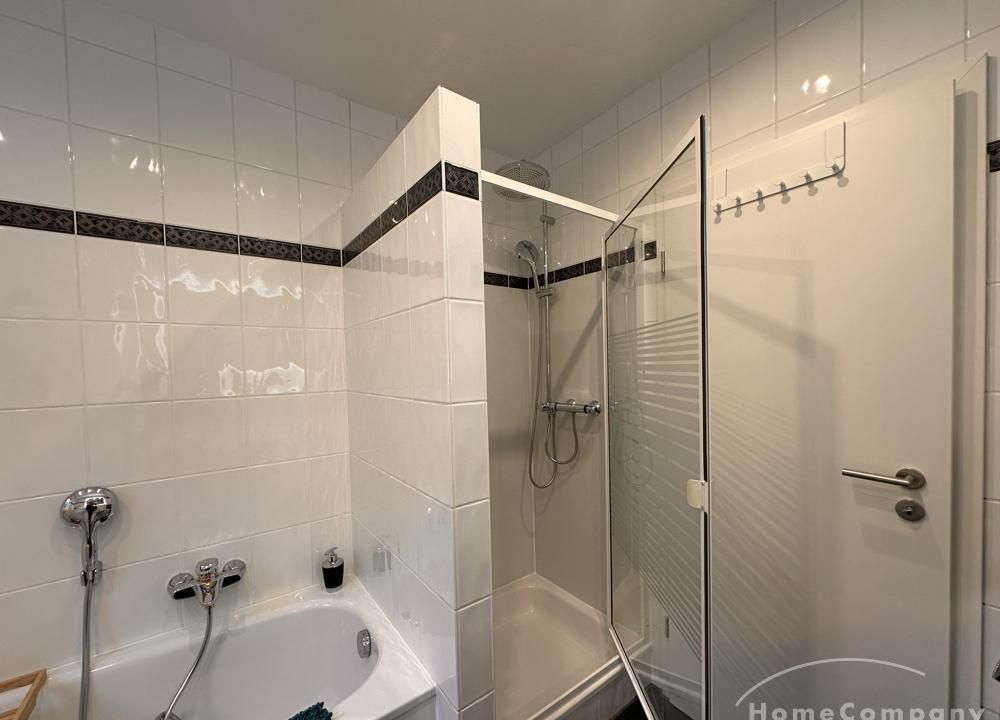 Bad mit Dusche und Badewanne