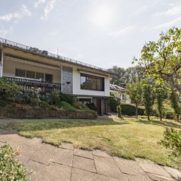 Naturverbunden wohnen: Freistehendes Einfamilienhaus mit Blick ins Grüne