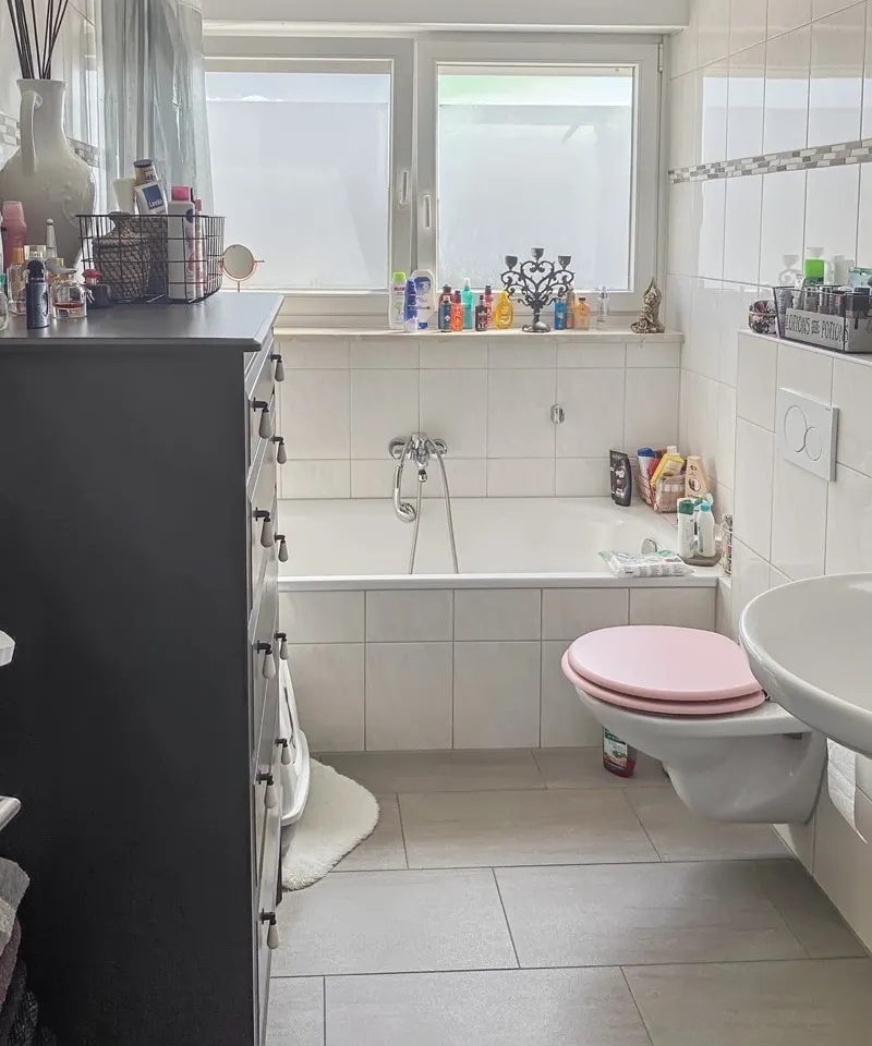 Badezimmer mit Fenster