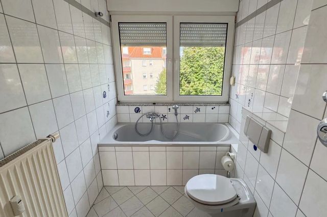 Tageslichtbad mit Wanne und WC