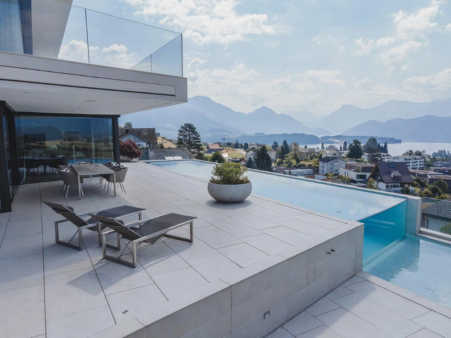 Terrasse mit Pool und Blick auf See und Berge