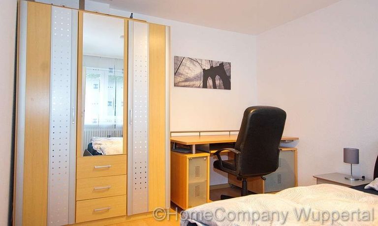 Kleiderschrank & Schreibtisch