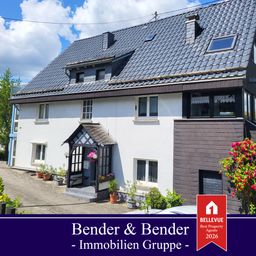 Großzügiges Wohnhaus mit renovierter Einliegerwohnung,  Doppelgarage und gepflegtem Garten!