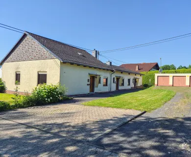Gepflegtes 3-Parteienhaus im Bungalowstil in zentraler Wohnlage von Puderbach zu verkaufen!