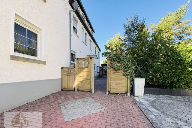 Stellplatz und Zugang zum Hof