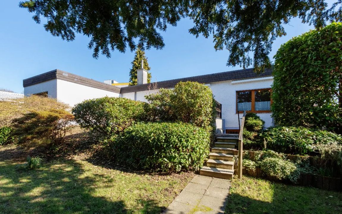 NEU: Teilmodernisierter Bungalow mit ca. 197 m² Wohnfläche + zwei Garagen