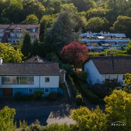 Bungalow mit Panoramablick auf das Siebengebirge und viel Entwicklungspotenzial