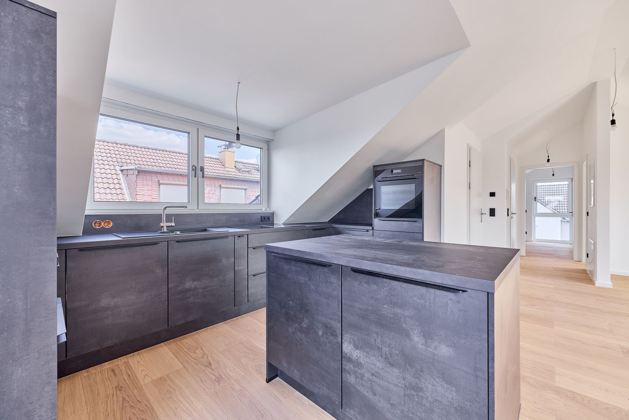 Erstbezug nach Dachausbau – 3 ZKD/Balkon Wohnung mit Einbauküche - Photo 1