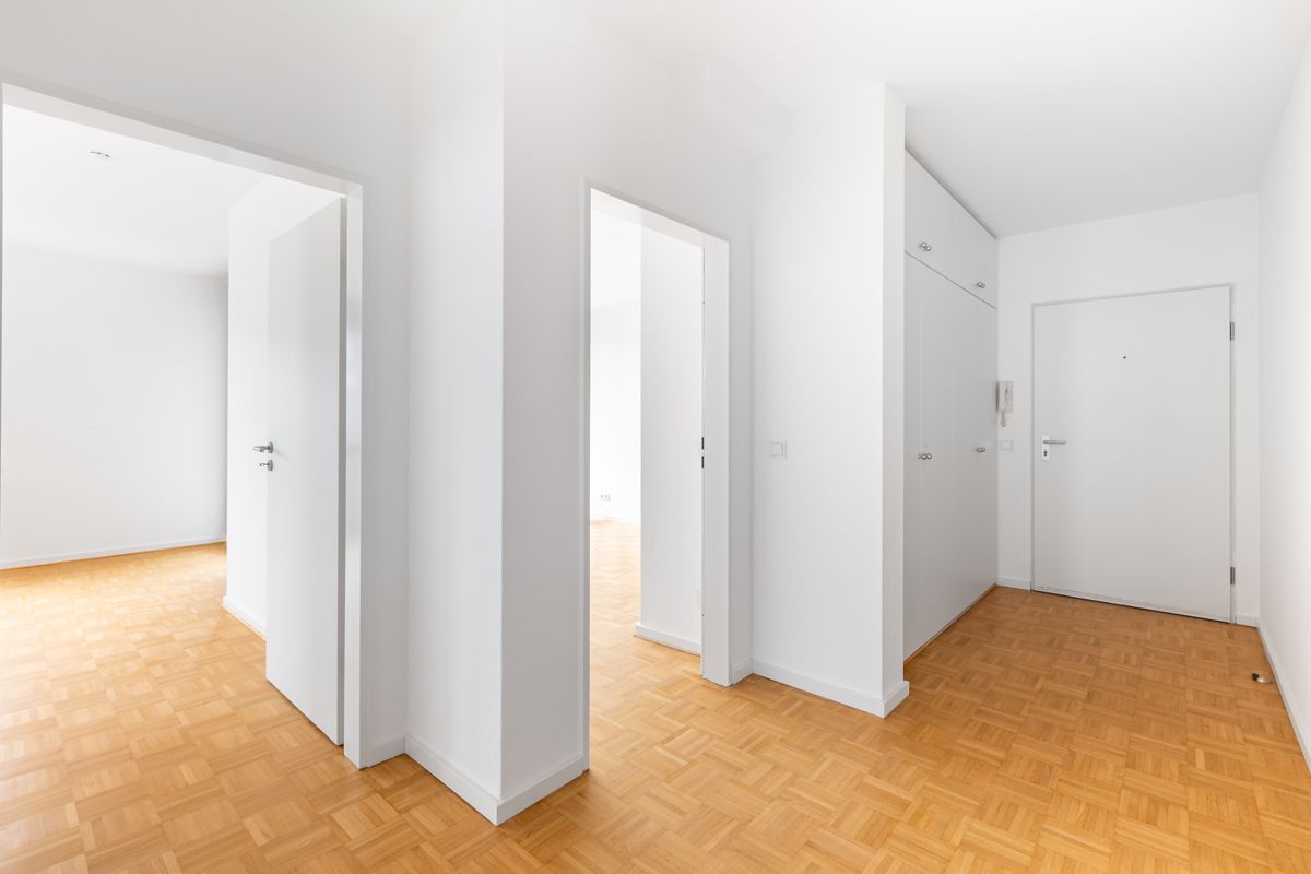 Blick zur Wohnungseingangstür mit Einbauschrank