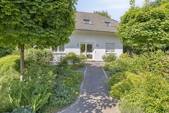Zweifamilienhaus und Bungalow auf 2.412m² Traumgrundstück in Ratingen