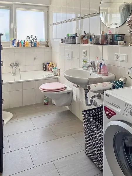 Badezimmer mit Fenster, WC