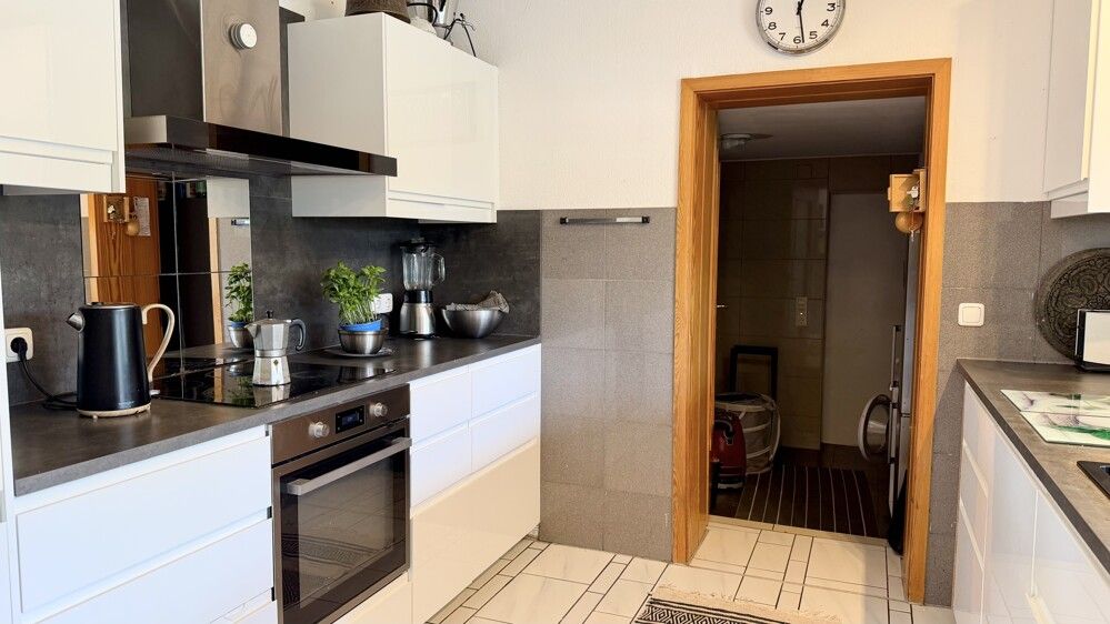 Küche mit Zugang zur Garage