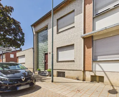 Dreifamilienhaus mit freier Erdgeschosswohnung – vermieten oder selbst einziehen!