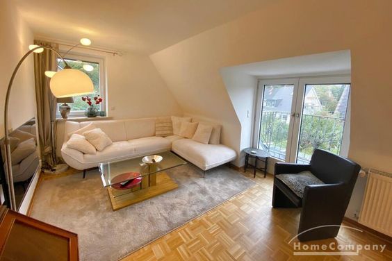 Helle und freundliche 2-Zimmer-Dachgeschosswohnung in ruhiger Lage in Kiel, möbliert