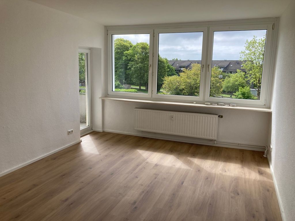 Frisch sanierte 4 Zimmerwohnung mit Balkon, Einbauküche und Keller - Photo 1