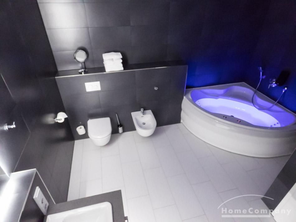 Bad mit Whirlpoolbadewanne