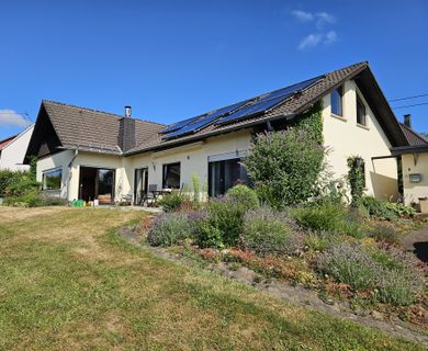 Charmantes Einfamilienhaus mit Doppelgarage, Balkon, Terrasse & großzügigem Garten in ruhiger Lage!