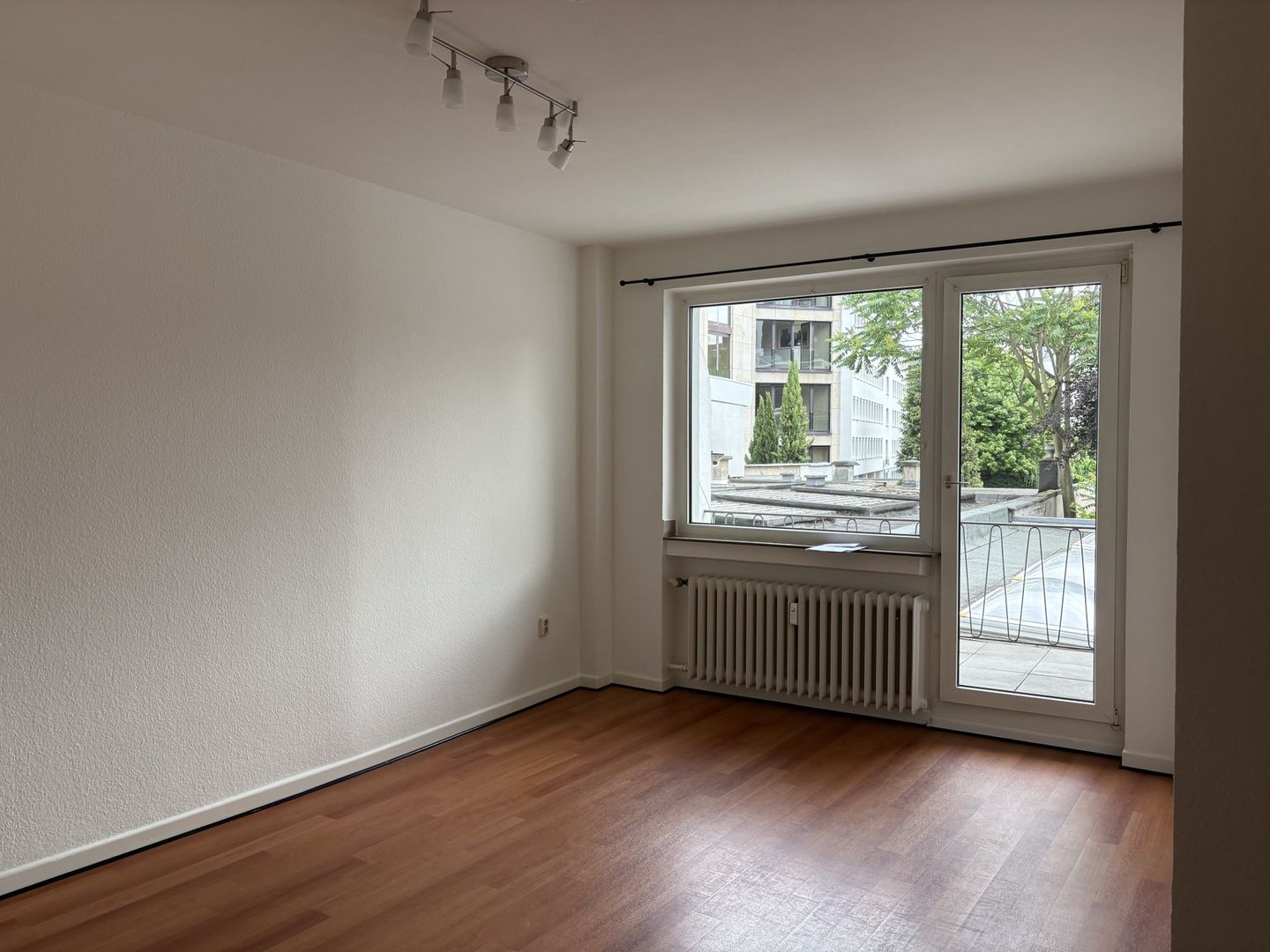 Singles aufgepasst: Helles Apartment mit Balkon und EBK direkt am Hofgarten. - Foto 1