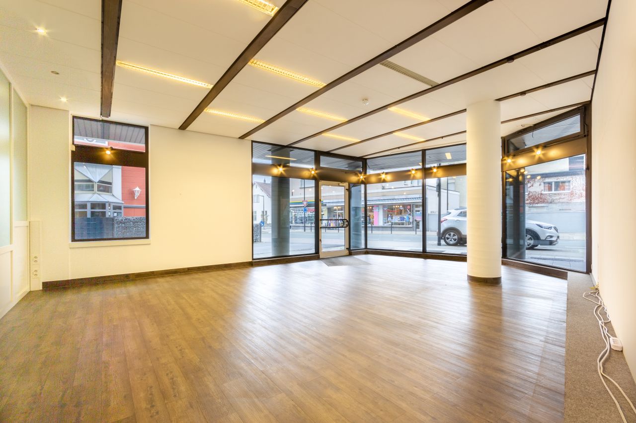 Gewerbefläche mit großer Schaufensterfront in belebter Lage