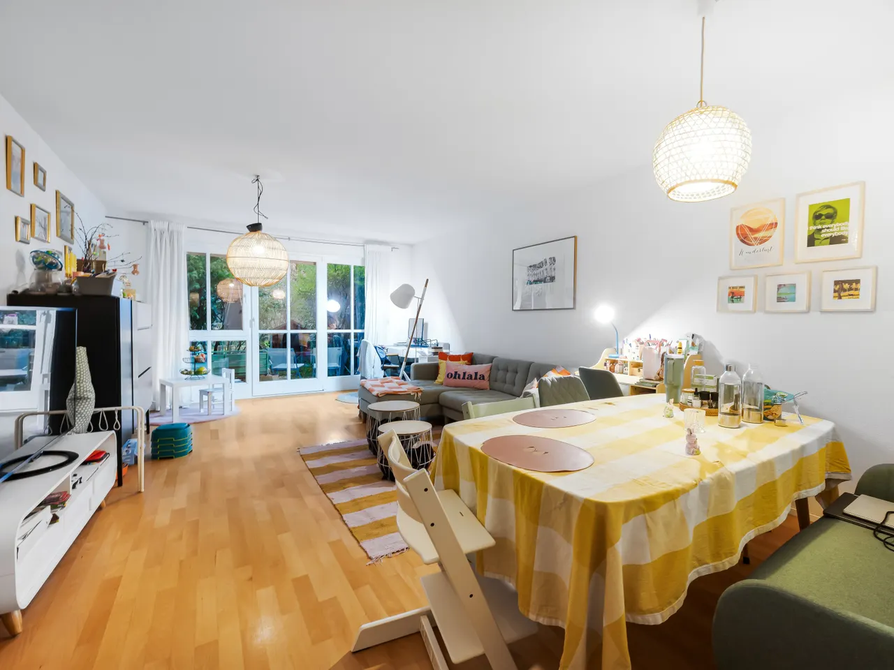 Wohnzimmer mit Zugang zur Terrasse - derzeit