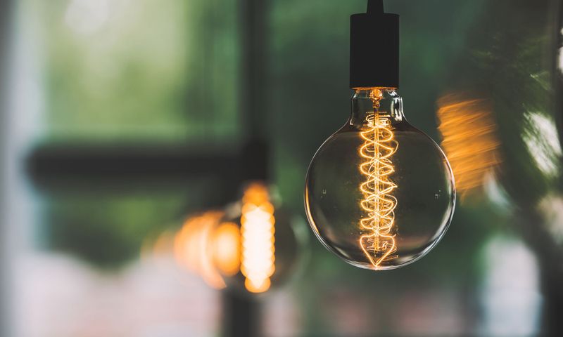 hängende Glühbirne