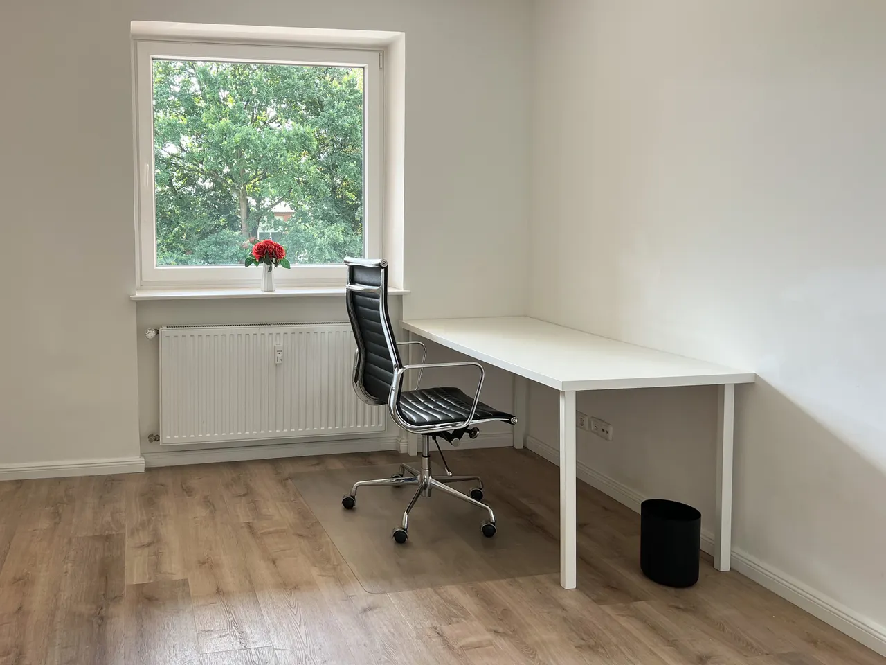 Großzügiges Arbeitszimmer