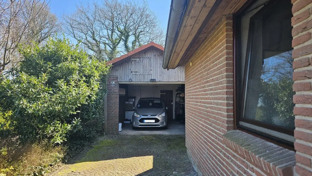 Blick von der Hofauffahrt zur Garage
