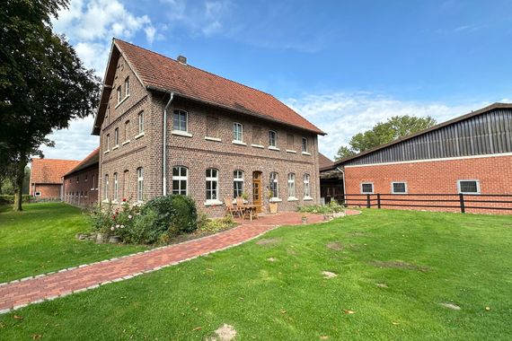 Reitanlage mit 40er Halle auf 7,3 ha zu verkaufen