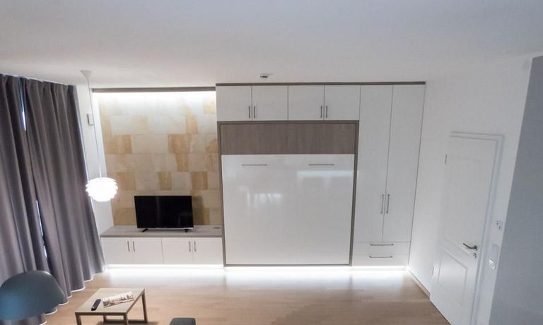 Wohnraum mit Wandbett als Doppelbett