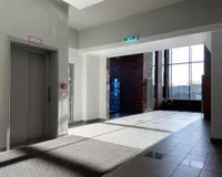 Einer von zwei Fahrstühlen