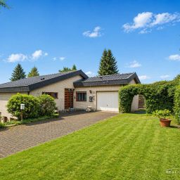 Wohnen über den Dächern – Zweifamilienhaus mit traumhafter Aussicht