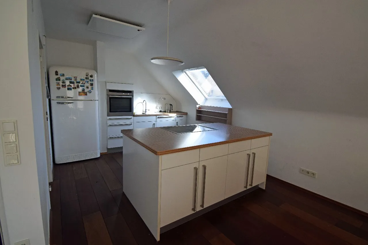 2-3-Zimmer-Dachgeschosswohnung mit großem, ausgebauten Spitzboden in zentraler Ortslage von Hinsbeck