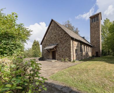 Besonderes Ensemble auf Erbpachtgrundstück: Kirche, Pfarrhaus und Freifläche in grüner Umgebung