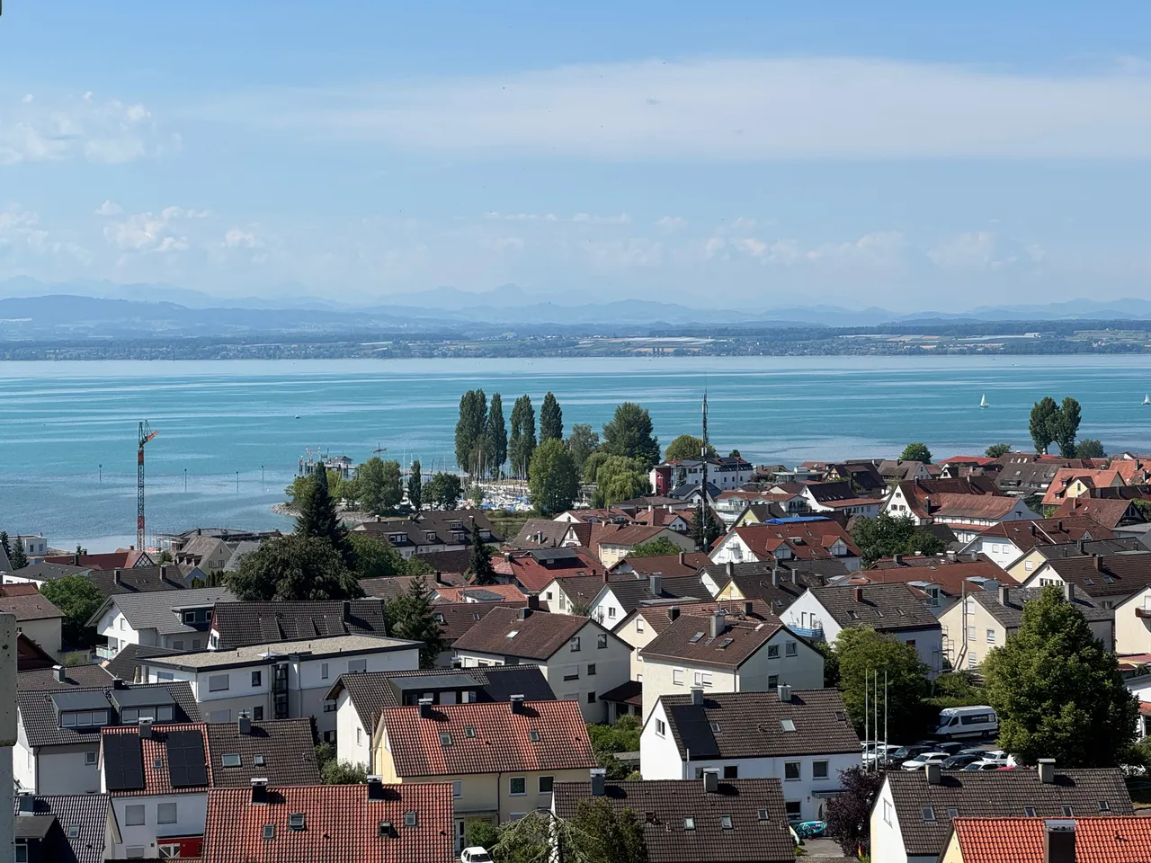 Ausblick auf den Landungssteg, See, Berge