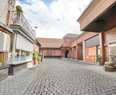 Aldekerk: Historisches Reihenendhaus mit Lagerhallen u. Büros