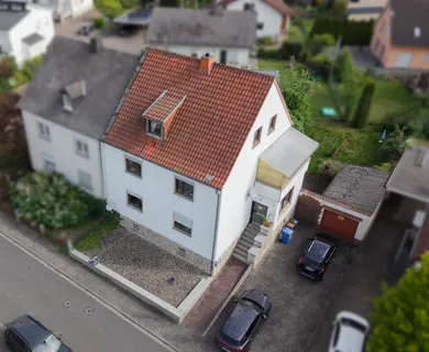 Solides Zweifamilienhaus mit Garten und Garage in Niederhadamar!