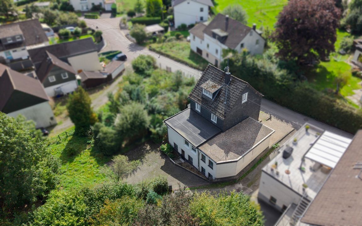 Platzwunder: Teilsaniertes Ein-/Zweifamilienhaus mit Garage und großem Grundstück!